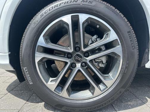 Glacier White Metallic 2026 Audi Q5