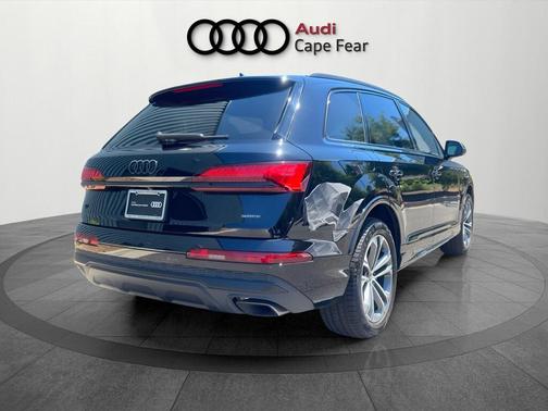 Mythos Black Metallic 2026 Audi Q7 55