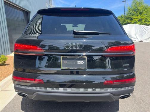 Mythos Black Metallic 2026 Audi Q7 55