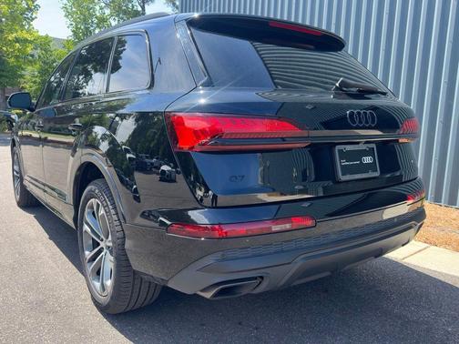 Mythos Black Metallic 2026 Audi Q7 55