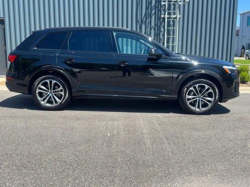 Mythos Black Metallic 2026 Audi Q7 55