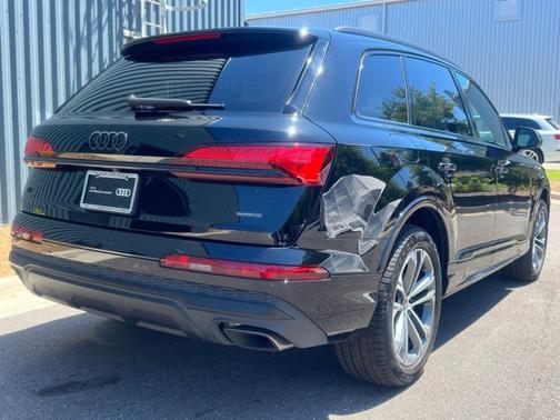Mythos Black Metallic 2026 Audi Q7 55