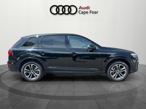 Mythos Black Metallic 2026 Audi Q7 55