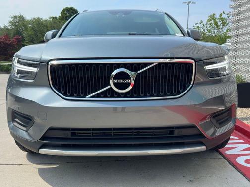 Gray Metallic 2019 Volvo XC40 T5 Momentum