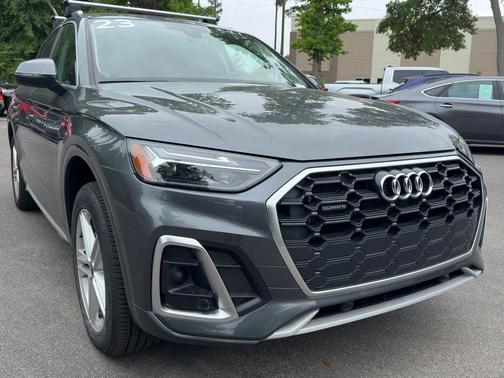 Daytona Gray Pearl Effect 2023 Audi Q5 e 55 S line quattro Premium