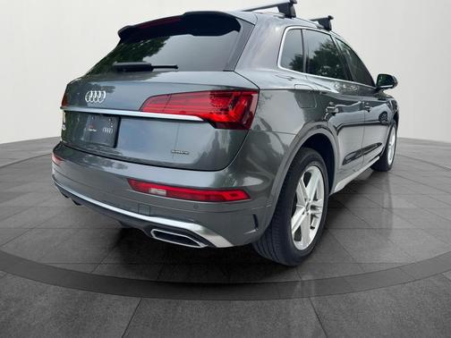 Daytona Gray Pearl Effect 2023 Audi Q5 e 55 S line quattro Premium