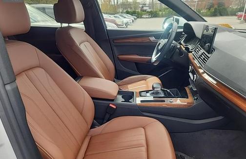 Glacier White Metallic 2023 Audi Q5 45 S line quattro Premium