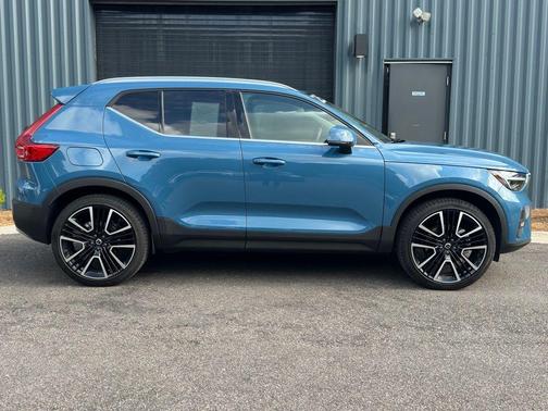 Blue Metallic 2025 Volvo XC40 B5 Ultra Bright Theme