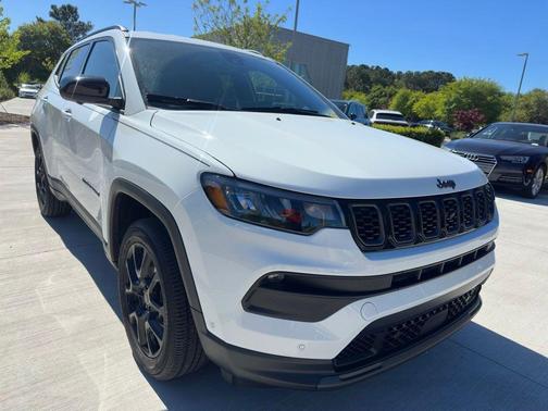 Bright White Clearcoat 2025 Jeep Compass Latitude