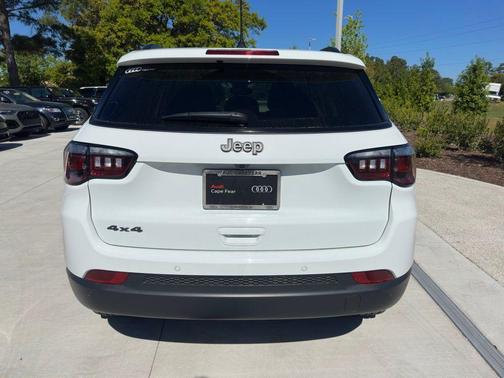 Bright White Clearcoat 2025 Jeep Compass Latitude