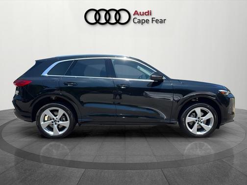 Mythos Black Metallic 2025 Audi Q5 2.0T quattro Premium