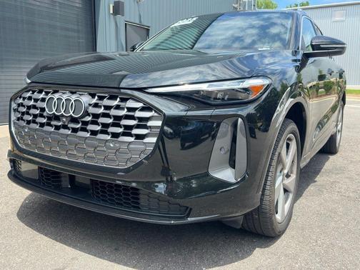 Mythos Black Metallic 2025 Audi Q5 2.0T quattro Premium