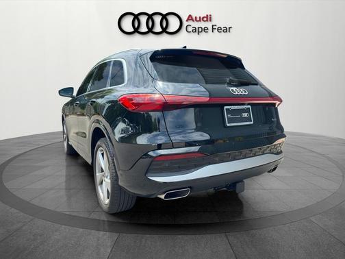 Mythos Black Metallic 2025 Audi Q5 2.0T quattro Premium