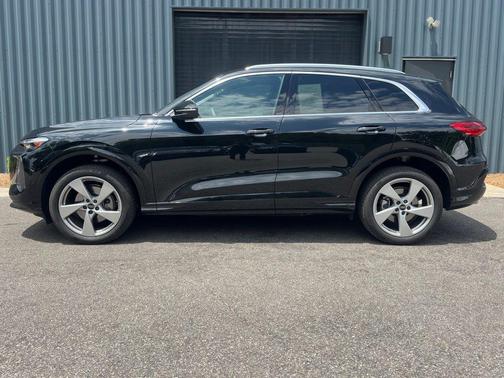 Mythos Black Metallic 2025 Audi Q5 2.0T quattro Premium