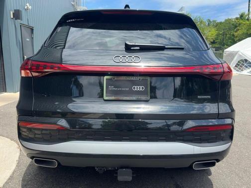 Mythos Black Metallic 2025 Audi Q5 2.0T quattro Premium