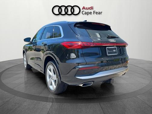 Mythos Black Metallic 2025 Audi Q5 2.0T quattro Premium