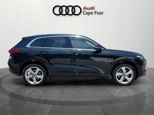 Mythos Black Metallic 2025 Audi Q5 2.0T quattro Premium