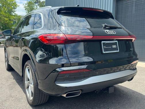 Mythos Black Metallic 2025 Audi Q5 2.0T quattro Premium
