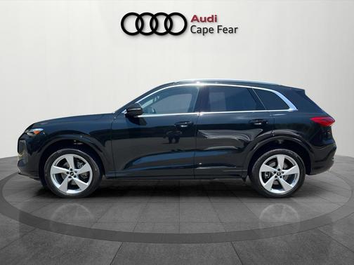 Mythos Black Metallic 2025 Audi Q5 2.0T quattro Premium