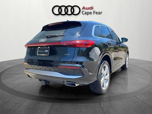 Mythos Black Metallic 2025 Audi Q5 2.0T quattro Premium