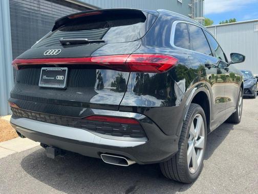Mythos Black Metallic 2025 Audi Q5 2.0T quattro Premium