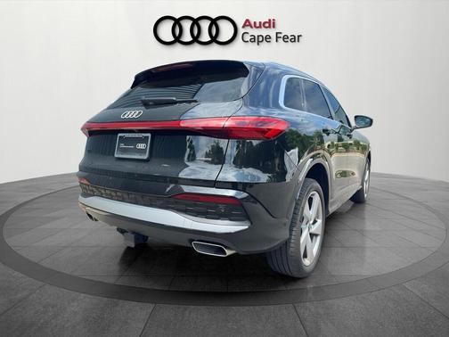 Mythos Black Metallic 2025 Audi Q5 2.0T quattro Premium