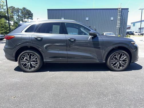 Tambora Gray Metallic 2025 Audi Q5 2.0T quattro Premium
