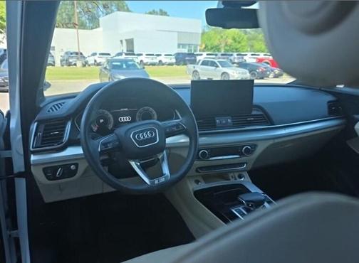 Glacier White Metallic 2024 Audi Q5 45 S line quattro Premium