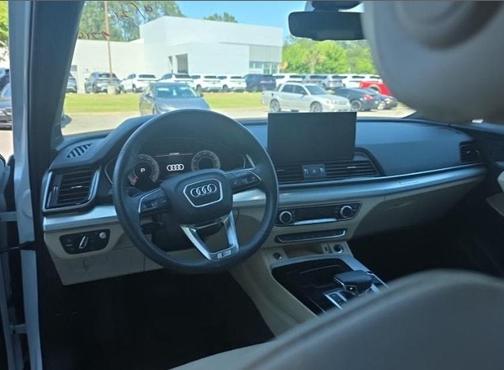 Glacier White Metallic 2024 Audi Q5 45 S line quattro Premium