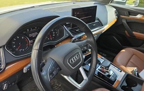 Glacier White Metallic 2023 Audi Q5 45 S line quattro Premium