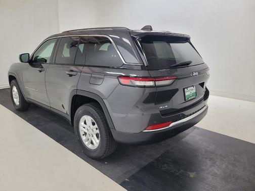 Baltic Gray Metallic Clearcoat 2023 Jeep Grand Cherokee Laredo