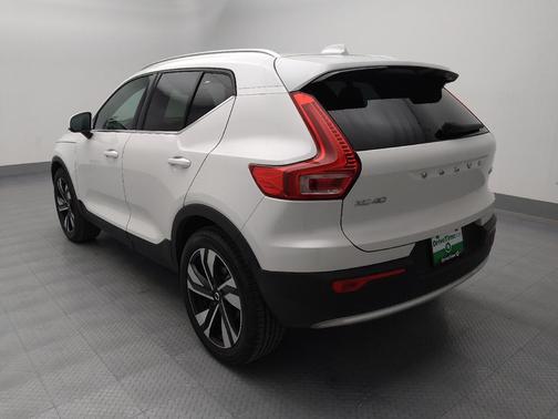 2023 Volvo XC40 B5 Ultimate Bright Theme