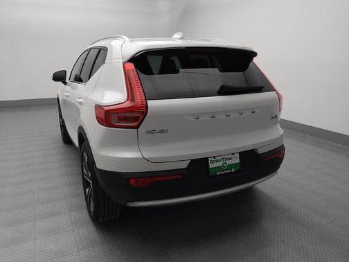 2023 Volvo XC40 B5 Ultimate Bright Theme