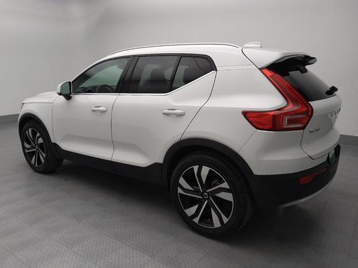 2023 Volvo XC40 B5 Ultimate Bright Theme