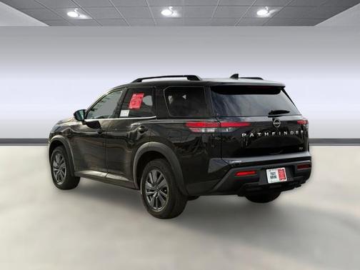 2023 Nissan Pathfinder SV