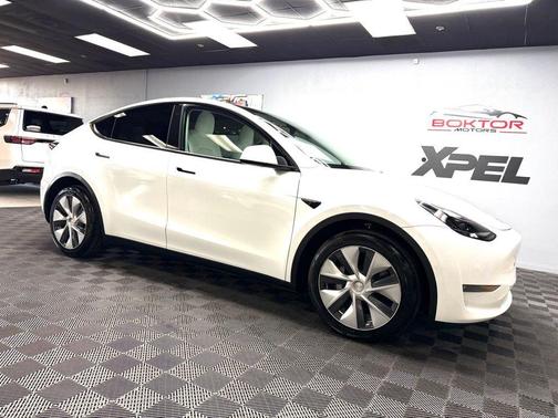 Pearl White Multi 2022 Tesla Model Y Long Range