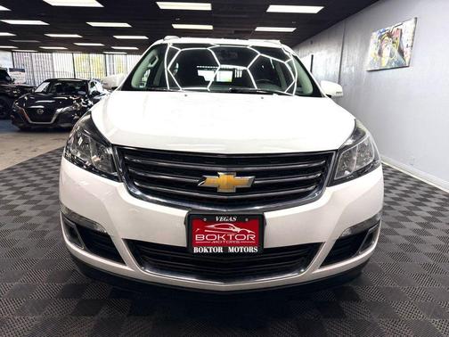 Summit White 2017 Chevrolet Traverse 2LT