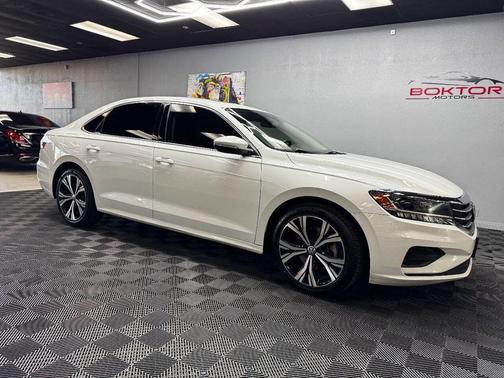 Pure White 2021 Volkswagen Passat 2.0T SE