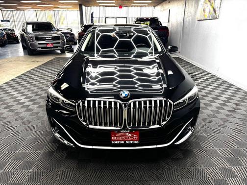 Black Sapphire Metallic 2022 BMW 740 i