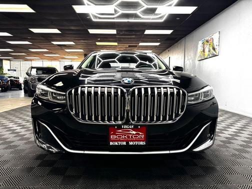 Black Sapphire Metallic 2022 BMW 740 i
