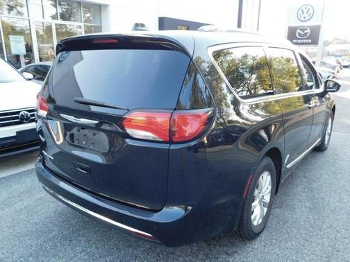 Photo 3 of 27 of 2019 Chrysler Pacifica Touring-L