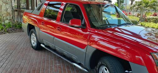 Victory Red 2002 Chevrolet Avalanche 1500