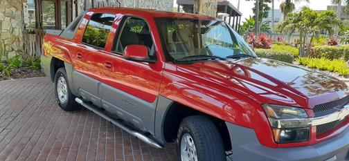 Victory Red 2002 Chevrolet Avalanche 1500