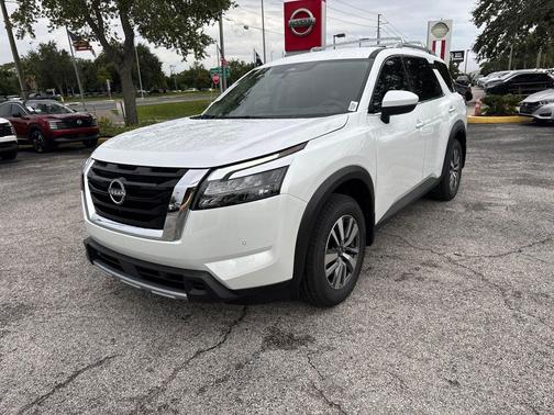 2025 Nissan Pathfinder SL FWD