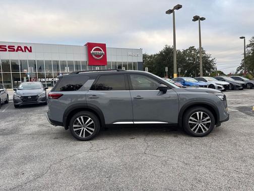 2025 Nissan Pathfinder Platinum FWD
