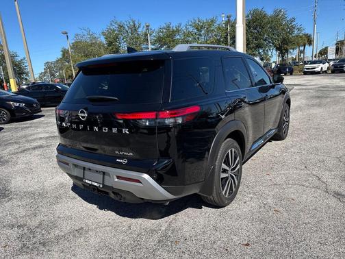 2025 Nissan Pathfinder Platinum FWD