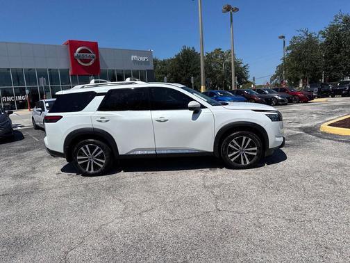 2025 Nissan Pathfinder Platinum FWD
