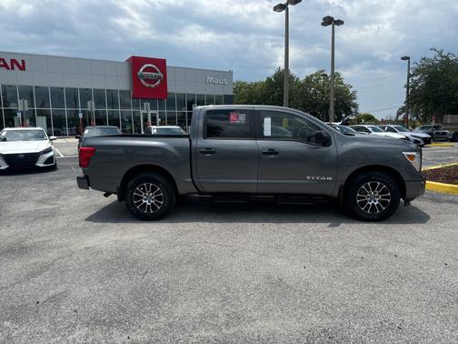 2022 Nissan Titan SV