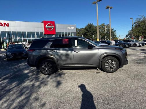 2024 Nissan Pathfinder S FWD