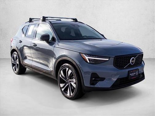 2023 Volvo XC40 B5 Ultimate Dark Theme